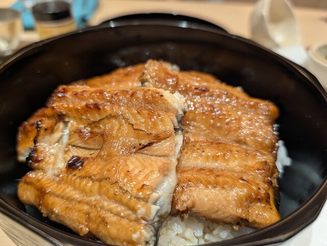銀座「日本料理 山崎」のランチで提供されるふっくらと焼き上げられた名物のうなぎ蒲焼重