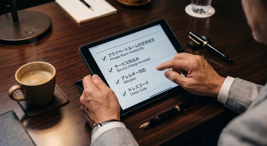 タブレットで予約条件を確認する手元の様子