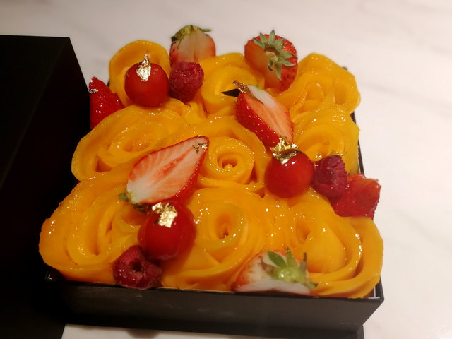 代々木上原 été（エテ）を象徴する薔薇仕立てのマンゴーケーキ「フルール・ド・マンゴー」