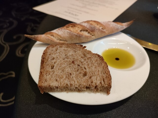 恵比寿「ガストロノミー ジョエル・ロブション」の特製プレートに添えられた焼きたてのバゲット・カンパーニュと上質なオリーブオイル
