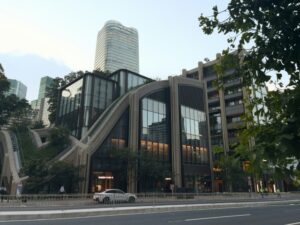 都会のグリーンと洗練された建築デザインが融合する麻布台ヒルズのガーデンプラザとタワーの全景