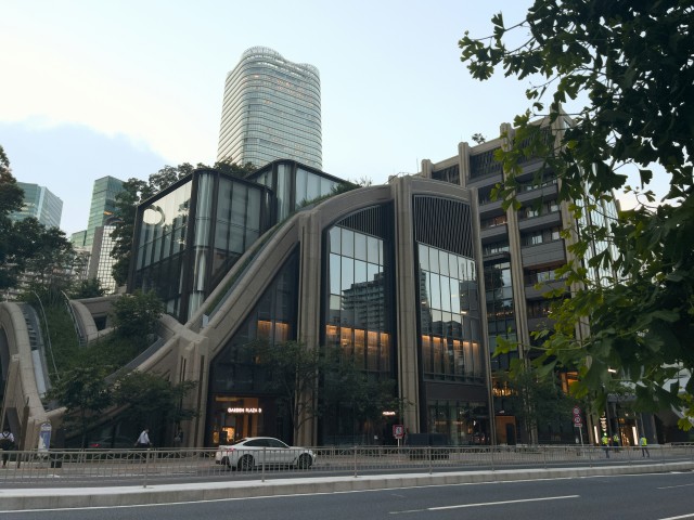 都会のグリーンと洗練された建築デザインが融合する麻布台ヒルズのガーデンプラザとタワーの全景