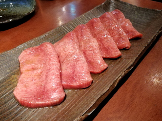 恵比寿「蕃 YORONIKU」の美しいサシが入った厚切りの特選和牛タン元
