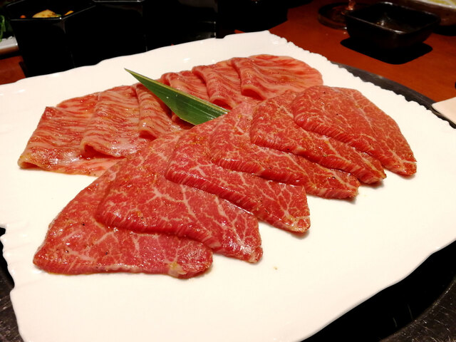 恵比寿「蕃 YORONIKU」の白磁皿に盛られた霜降りが美しい特選和牛ロース肉