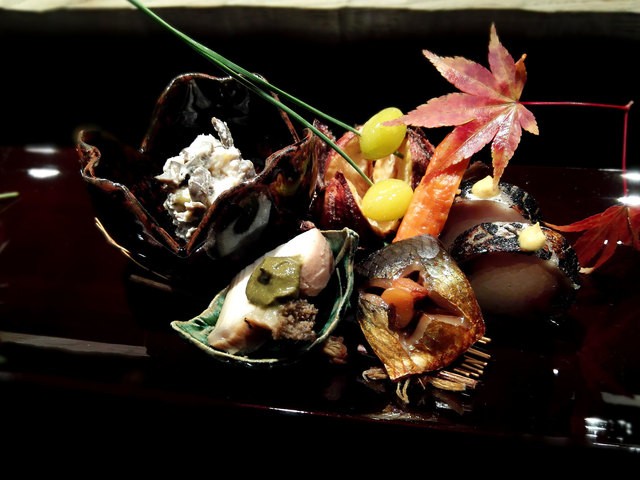 銀座の高級割烹で提供される紅葉や銀杏が色鮮やかに添えられた四季の彩り豊かな八寸