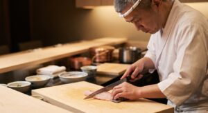 高級日本料理店でシェフが刺身を調理する様子