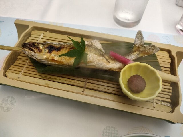 岐阜・長良川の清流で育まれた鮎（アユ）を香ばしく竹串で焼き上げた伝統の鮎塩焼き