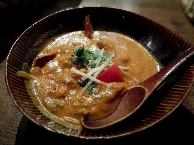 スパイスの香りが引き立つカッチャル バッチャルのチキンカレー