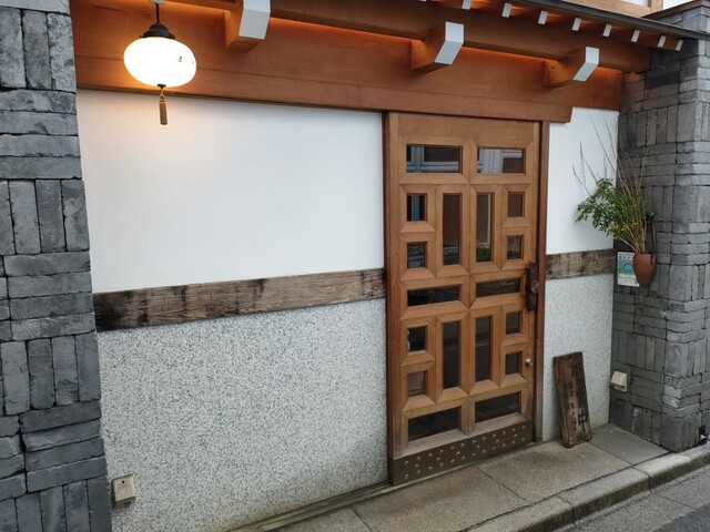 落ち着いた佇まいを見せる人形町のとんかつ店かつ好の外観