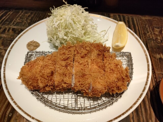サクサクの衣とジューシーな肉質が特徴的なかつ好のとんかつ
