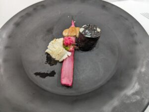 黒いモダンプレートに美しく映える旬の地物野菜と自家製ハムの前菜