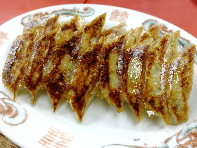大阪住道の人気有名店「丸正餃子店 本店」の香ばしくパリッと焼き上げられた具沢山の名物薄皮一口一口餃子
