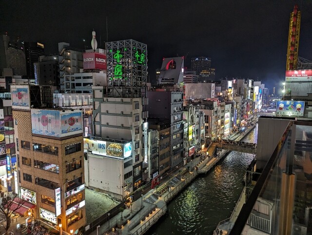 難波の「なんば 鮨 宮」店内窓際席から眼下に望む道頓堀川とネオンが輝く大阪の賑やかな夜景景観