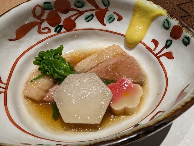 難波「なんば 鮨 宮」のコースで提供される丁寧に炊き上げられた大根・生麩・旬魚の上品な和風煮物