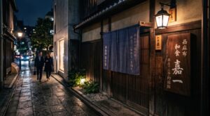 藍色の暖簾と行灯が灯る静かな裏路地の佇まいのイメージ