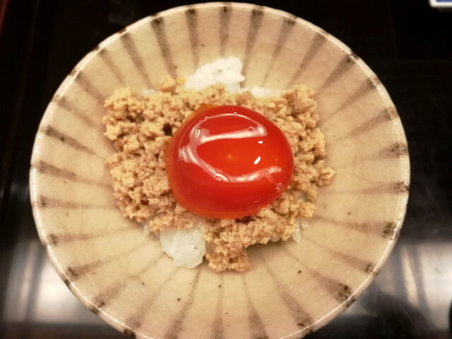 西麻布「山﨑」の締めとして提供される自家製そぼろと濃厚な卵漬けをのせた絶品卵かけご飯(TKG)