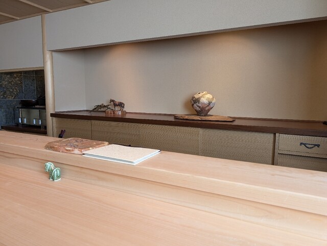 一人客でも過ごしやすい御料理心馬の凛とした白木カウンター