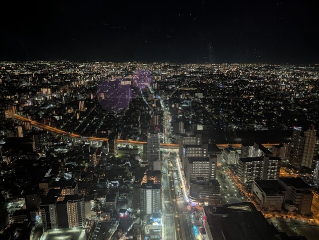 大阪・天王寺のあべのハルカス高層階に位置する大阪マリオット都ホテル客室から一望する煌びやかな大阪市街の夜景景観