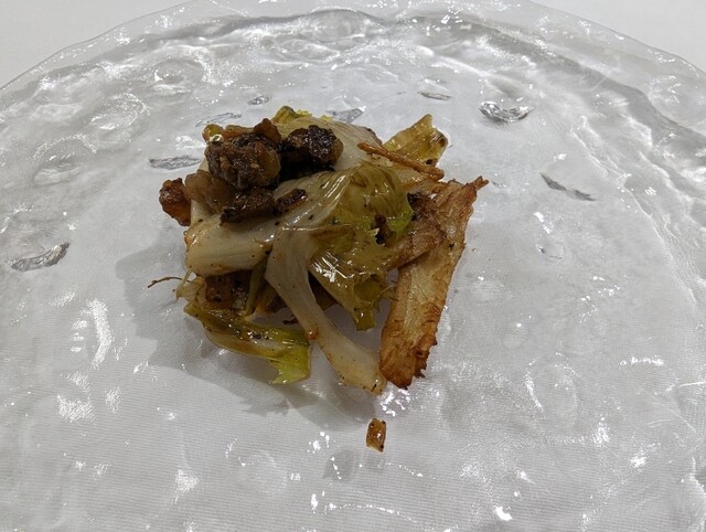 ガラスプレートに盛られた素材の味を活かした香ばしい温製野菜料理