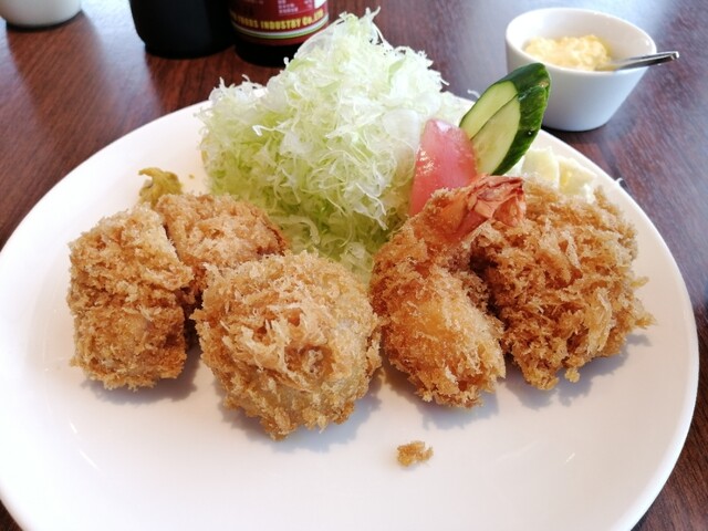 サクッと揚がった旬香亭名物の極上ミックスフライ