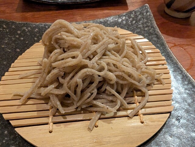 京都・丸太町「蕎麦 ろうじな」の竹ざるに美しく盛られた香りと風味豊かな本格十割手打ちせいろ蕎麦
