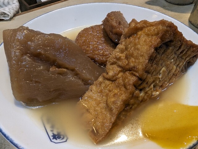大阪梅田の老舗おでん店「たこ梅 分店」で味わう厚揚げ・こんにゃく・竹輪など旨味が深く染み込んだ出汁の関東煮(おでん)