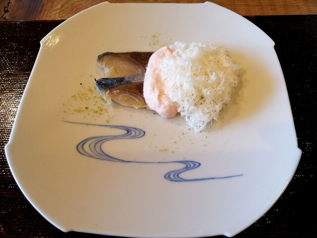伝統の発酵技術で仕込まれた「徳山鮓」の特製鮒寿司(ふなずし)と飯(いい)の一皿
