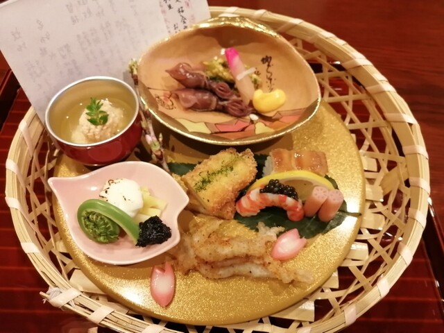 海と山の幸が美しく盛り付けられたつきじ治作の八寸