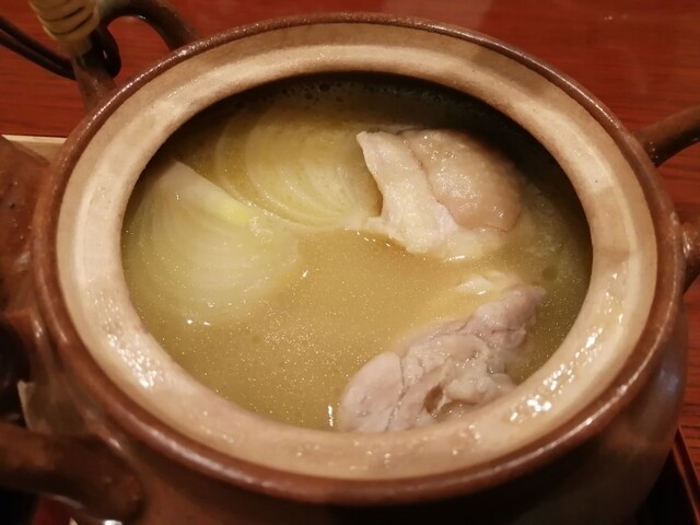 名物として親しまれているつきじ治作の濃厚な水炊き