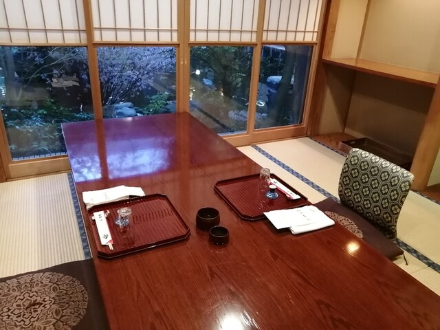美しい庭園を望むつきじ治作の完全個室