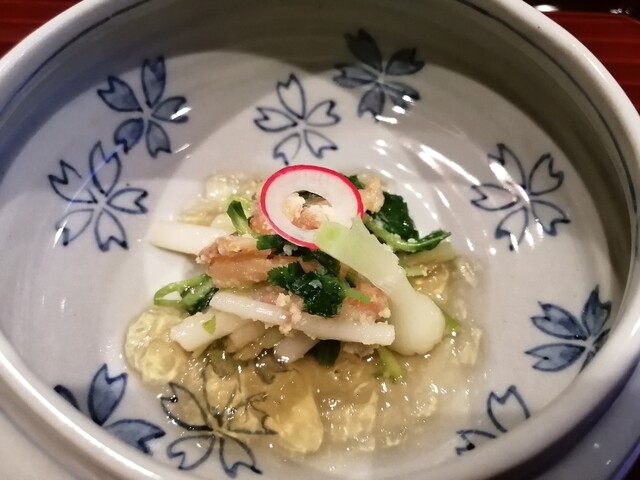 懐石コースの始まりを告げる季節感あふれる先付