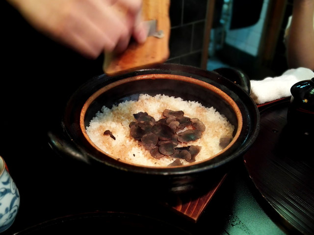四谷三丁目「はらまさ」の土鍋で炊き上げられた黒トリュフたっぷりの名物ご飯
