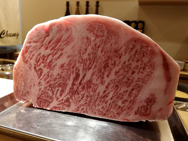 高級肉割烹で調理前に披露される繊細なサシが入ったA5ランク和牛のブロック