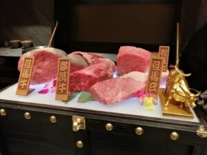高級焼肉店で宝箱に盛り付けられた但馬牛などの特選和牛部位