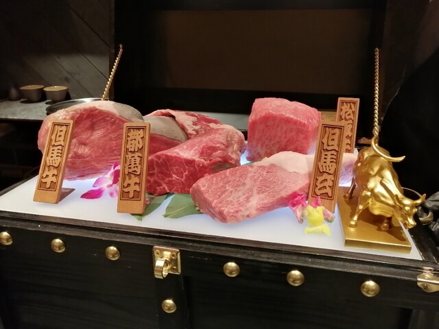 高級焼肉店で宝箱に盛り付けられた但馬牛などの特選和牛部位