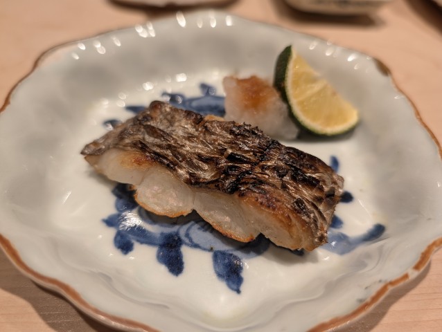 絶妙な火入れで香ばしく焼き上げられた焼き魚とすだち