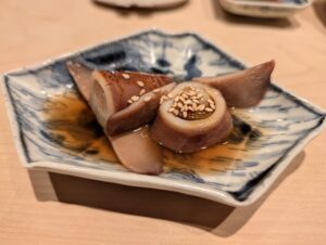 鮨はしもとの卵がしっかりと詰まった子持ちヤリイカの煮物