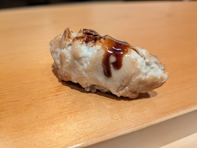 カウンター寿司で提供されるツメが塗られふっくらと仕上げられた穴子の握り