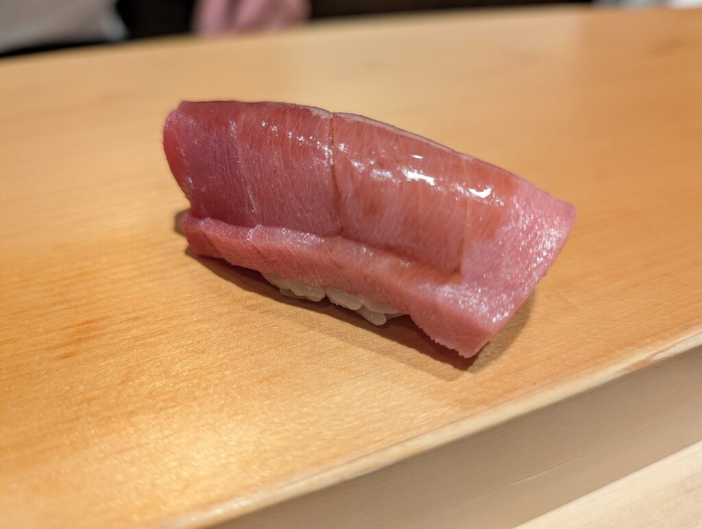 鮨はしもとの程よい脂の乗りと綺麗な赤身のコントラストが美しい中トロの握り