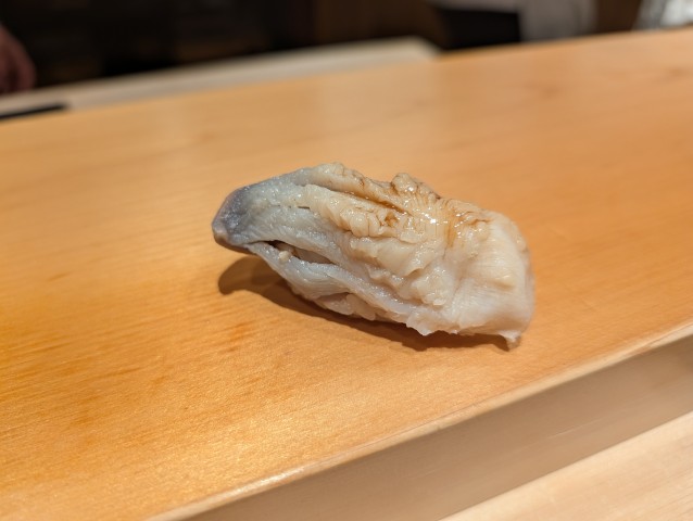 鮨はしもとの綺麗なつけ塗りが施された北寄貝の握り