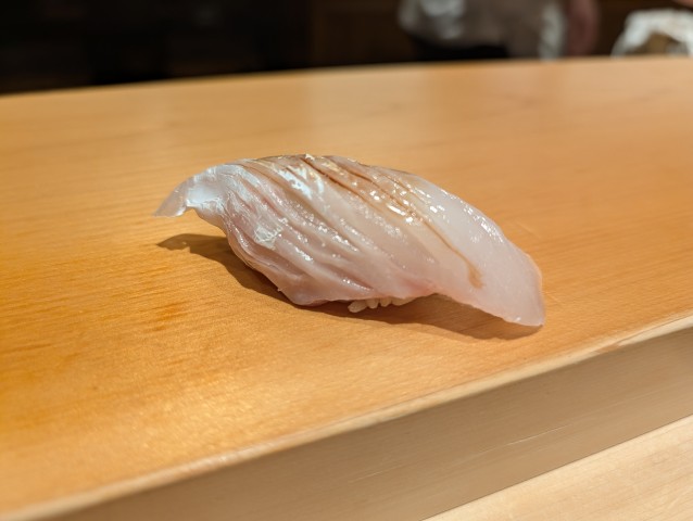繊細な旨味と食感が際立つ本アラの白身握り