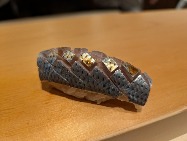 鮨はしもとの美しく切り込みが入れられた大きめのコハダの握り