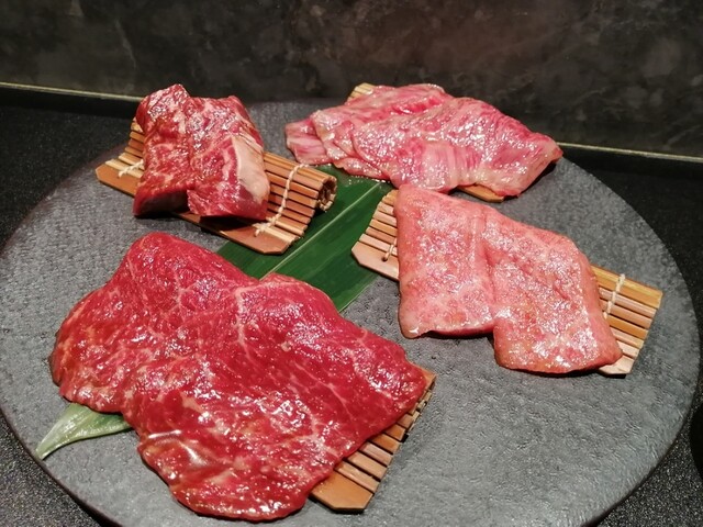 高級焼肉店のコースで提供される綺麗にサシが入った和牛部位盛り合わせ