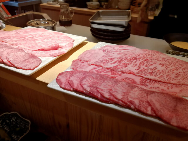 肉割烹のカウンターに並べられたしゃぶしゃぶ用の極上神戸牛スライス