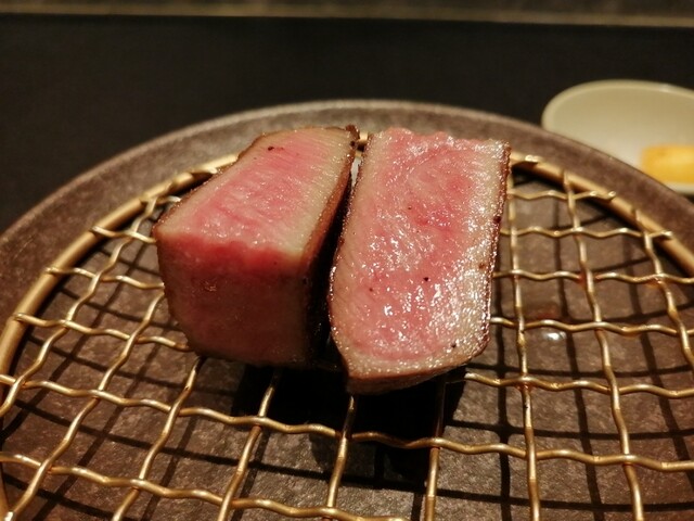 ロースターの網上で表面を美しく焼き上げた厚切りの高級和牛肉