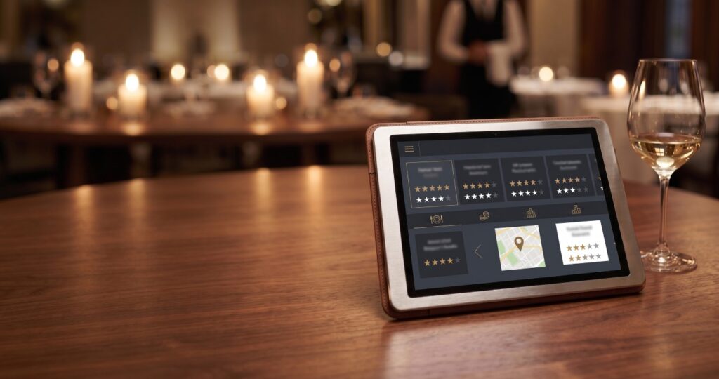 タブレット端末に表示された高級レストランの評価基準イメージ